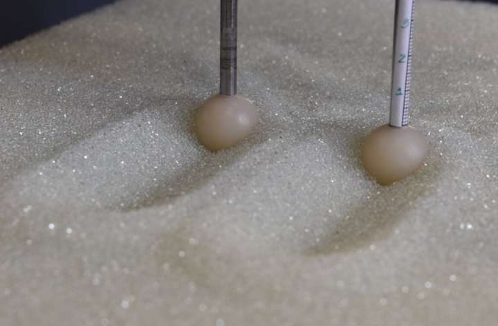 Cooperation between two intruders moving side-by-side in granular media