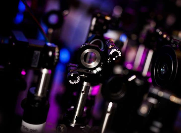 Physicists magnetize a material with light: Terahertz technique could improve memory chip design