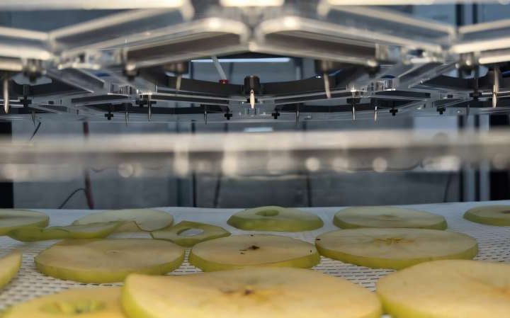 Energy-efficient cooling thanks to ionic wind