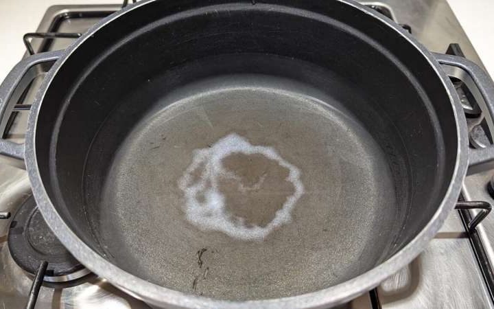 Salt deposit ring inside your pasta pan? Researchers unveil the physical mechanisms at play