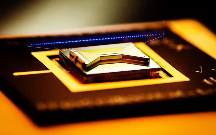 Researchers observe a phase transition in a 1D chain of atoms using a quantum simulator