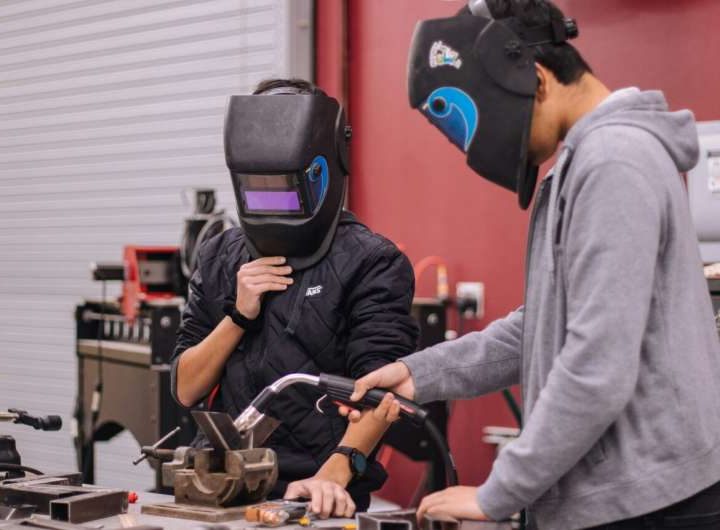 Practical expertise drives salary premiums in the AI sector, finds new study