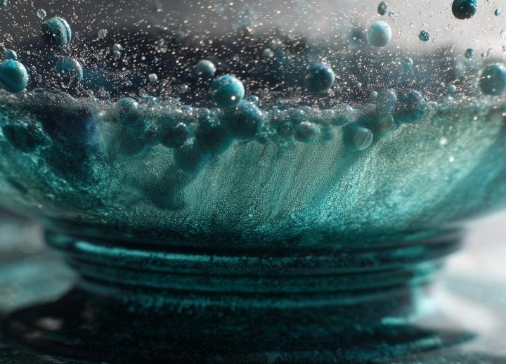 This Self-Shaping Liquid Defies Thermodynamics – And Always Rebuilds Its Form