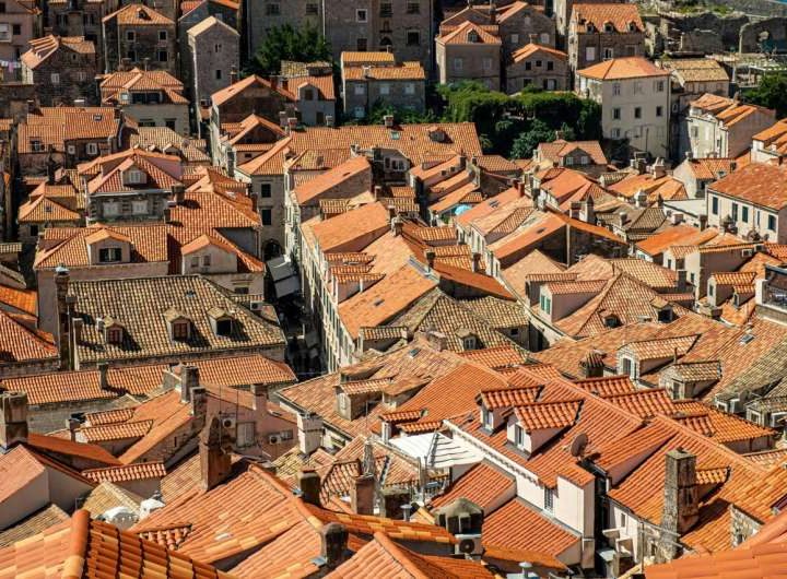 Physics reveals the optimal roof ratios for energy efficiency