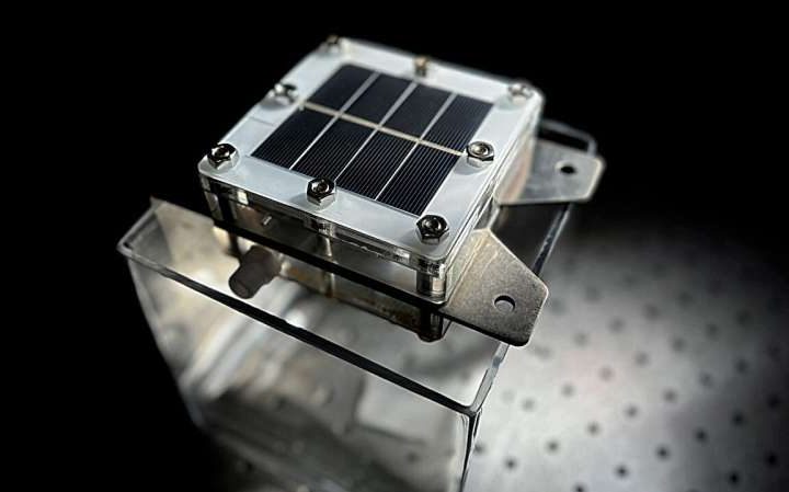 Sunlight and seawater lead to low-cost green hydrogen and clean water