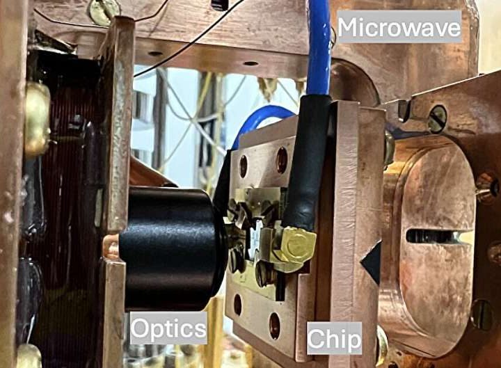 New microwave-to-optical transducer uses rare-earth ions for efficient quantum signal conversion