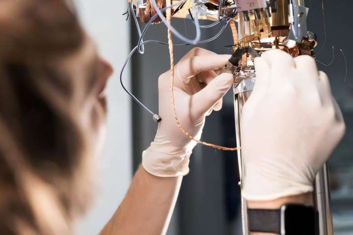 Novel architecture improves control of microwave resonators for quantum computers