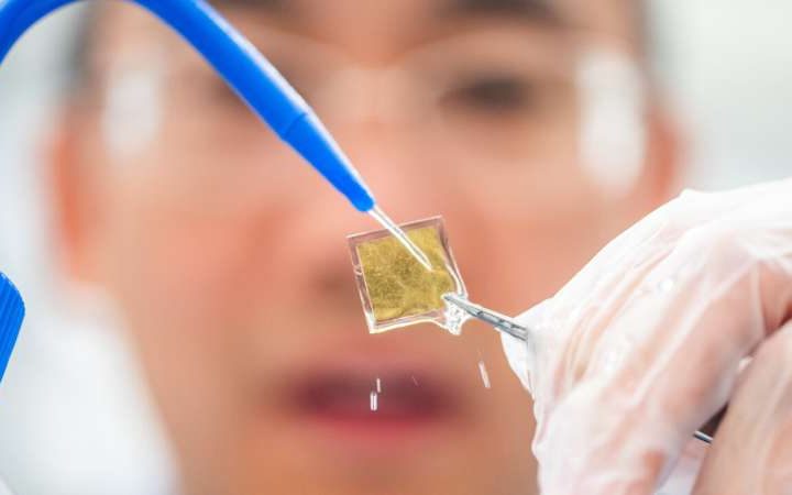 Three-layered material separates charges to boost green hydrogen production