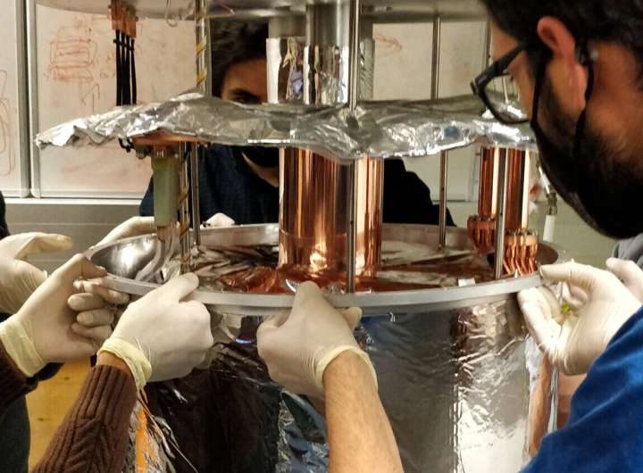 Keeping the photon in the dark: A new method for full control of quantum dots