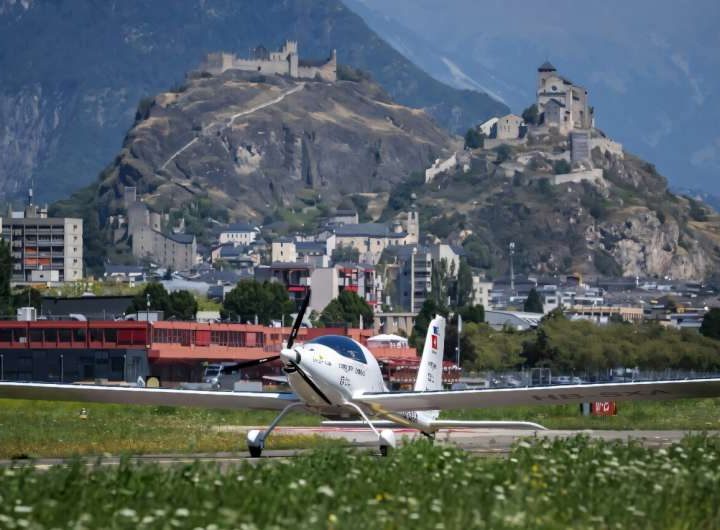 Swiss pilot takes big step closer to solar plane altitude record