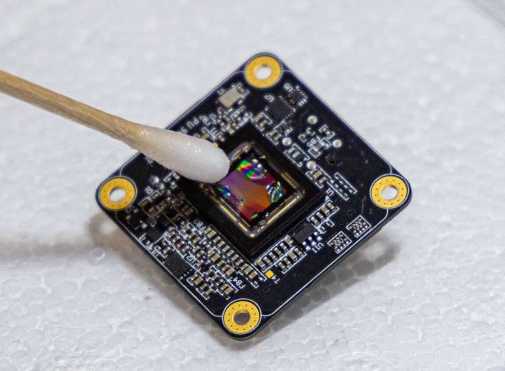 Mini microscope enables real-time 3D brain imaging in freely moving mice