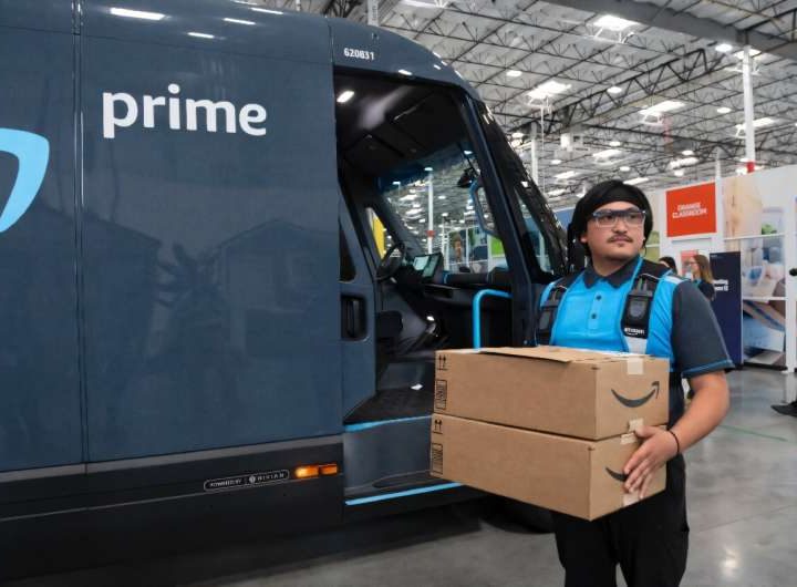 Amazon uses AI to make robots better warehouse workers