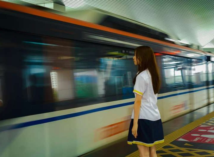 Tracking daily commutes with mobile data uncovers urban and rural differences in disease spread