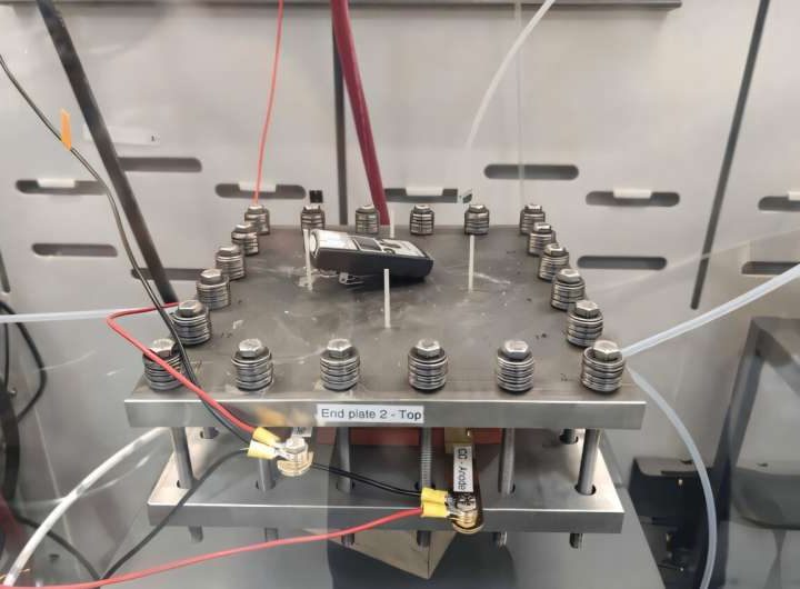 Inexpensive materials transform waste carbon into energy-rich compounds