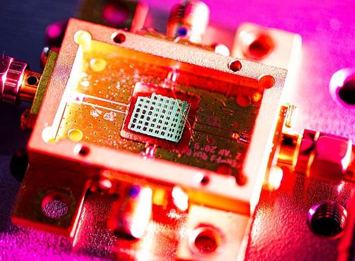 Sensor uses acoustic waves to detect objects at smallest scales