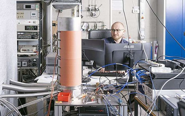 Calibrating qubit charge to make quantum computers even more reliable