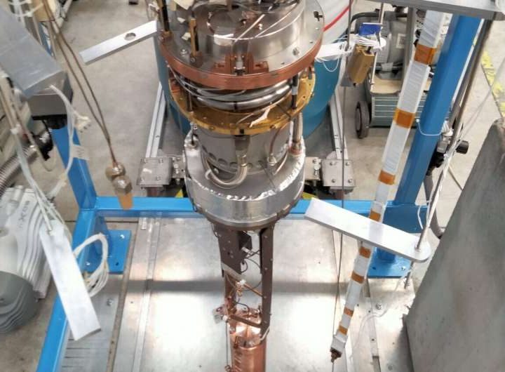 Hunting for dark matter axions with a quantum-powered haloscope