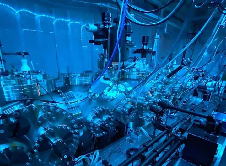 Metal clumps in a quantum state: Physicists place thousands of sodium atoms in a ‘Schrödinger’s cat state’