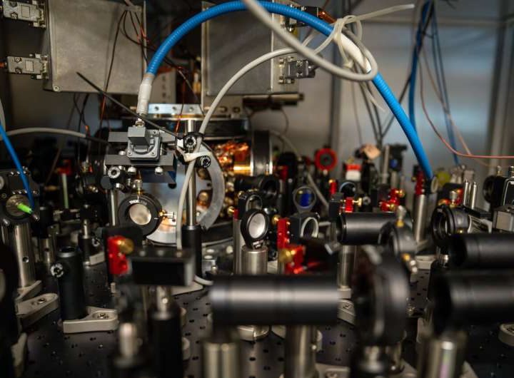 Quantum simulator reveals how vibrations steer energy flow in molecules