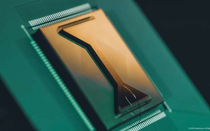 Quantum algorithm beats classical tools on complement sampling tasks