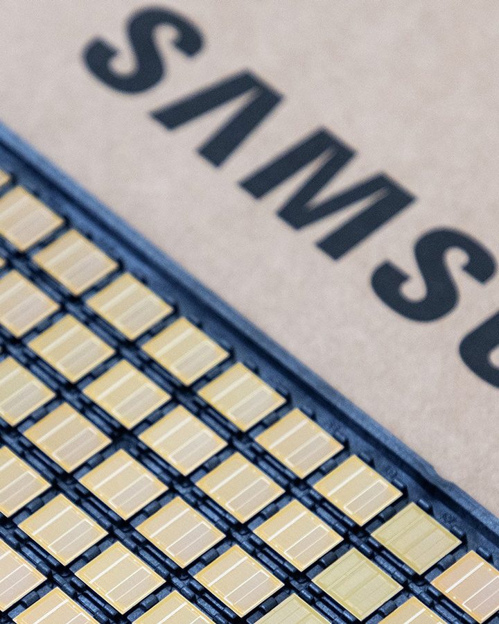 Samsung starts mass shipping next-gen AI memory chip