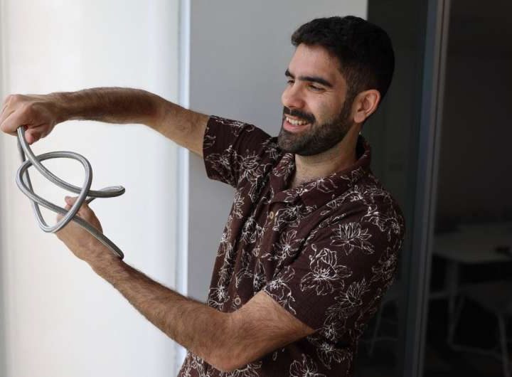 Dancing to invisible choreography, quantum computers can balance the noise