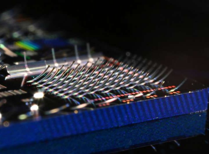 Photonic ‘ski jumps’ efficiently beam light into free space