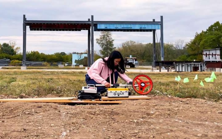 Radar technology estimates location, orientation, radius of underground pipes