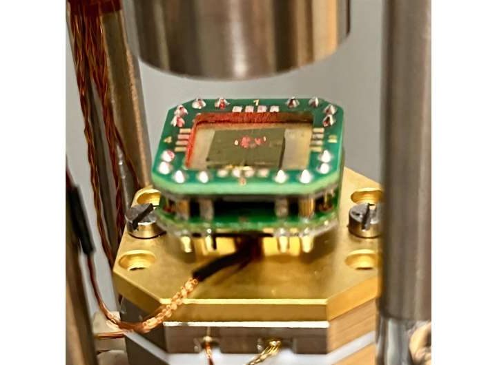 Scientists control ‘free-flowing’ electric currents with light