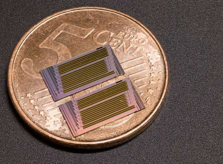 AI data centers need faster links: A mass-producible optical microchip could help