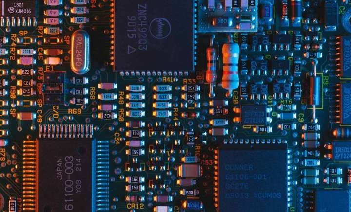 Quantum model explains how single electrons cause damage inside silicon chips